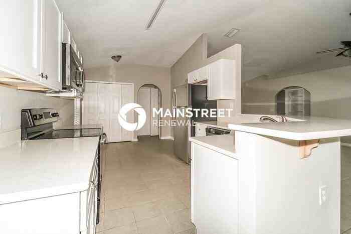 372 Breezeway Dr - Photo 5 of 15