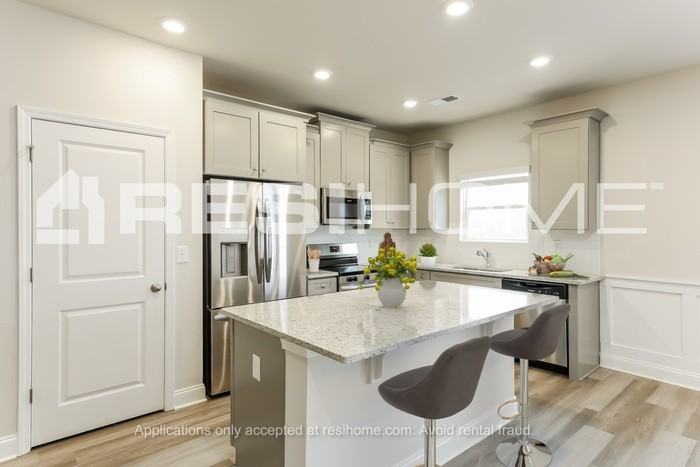 211 Aurora Ln - Photo 4 of 17
