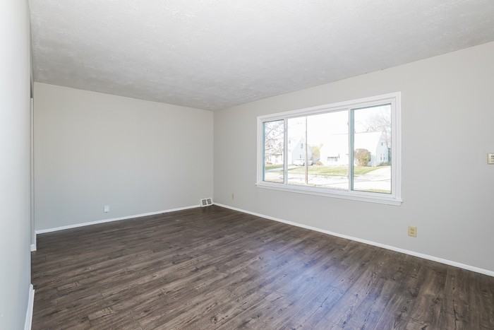 26900 Zeman Ave - Photo 3 of 15