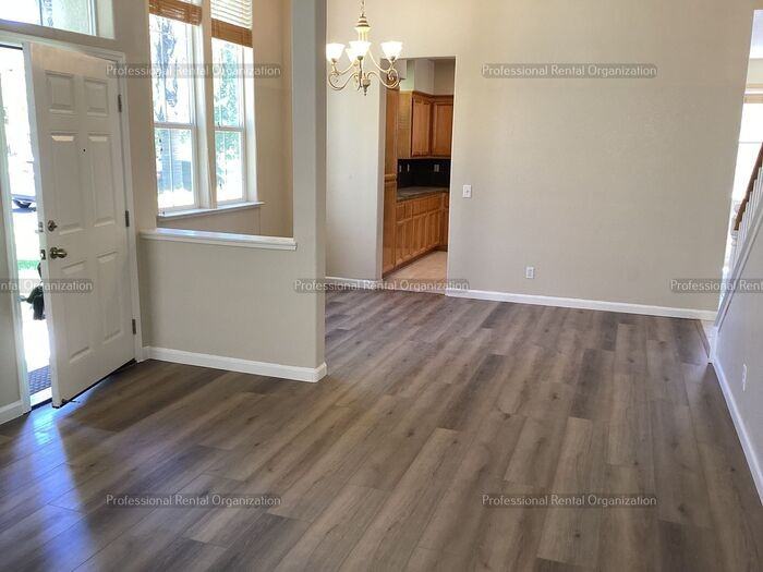 2921 W Creek Ln - Photo 2 of 25