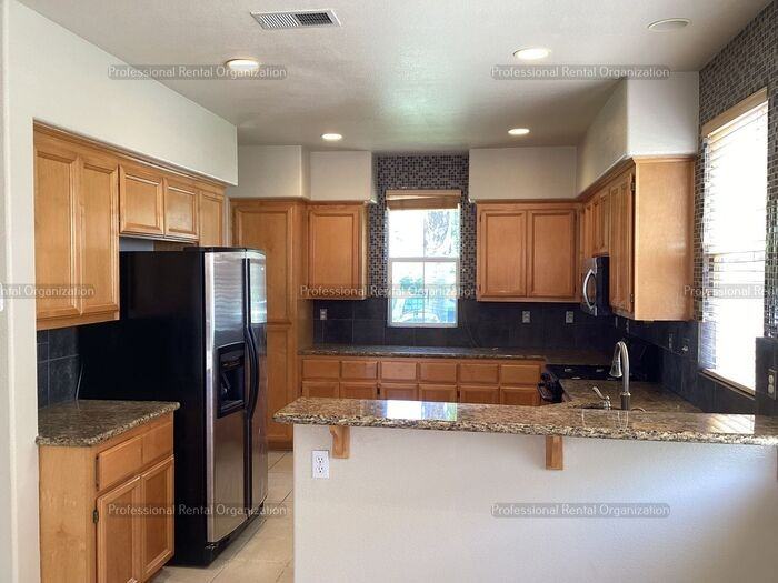 2921 W Creek Ln - Photo 4 of 25