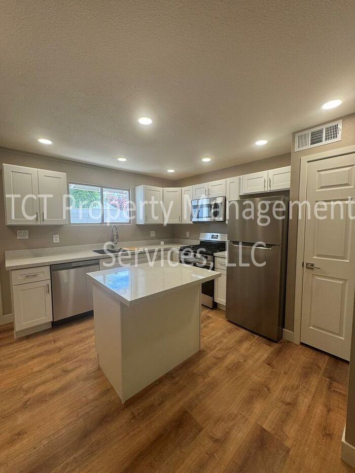 501 E Erie St #B - Photo 2 of 11