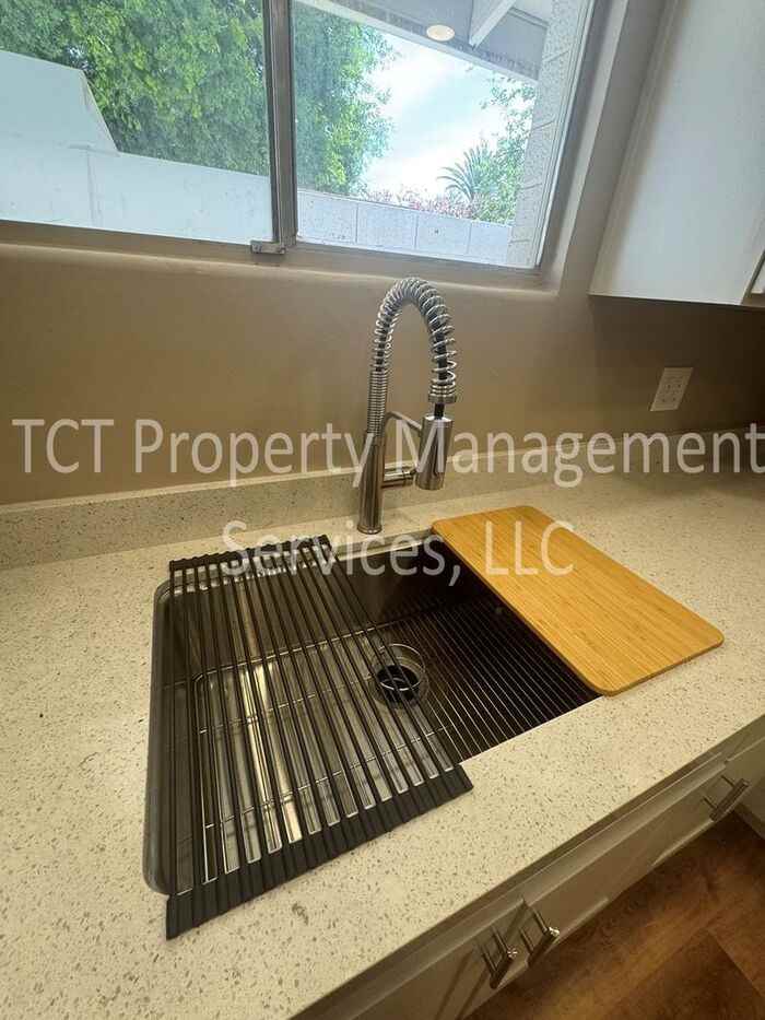 501 E Erie St #B - Photo 3 of 11