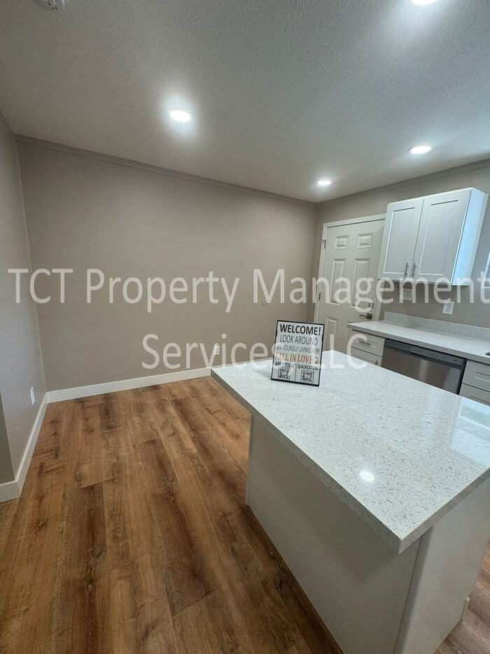 501 E Erie St #B - Photo 4 of 11