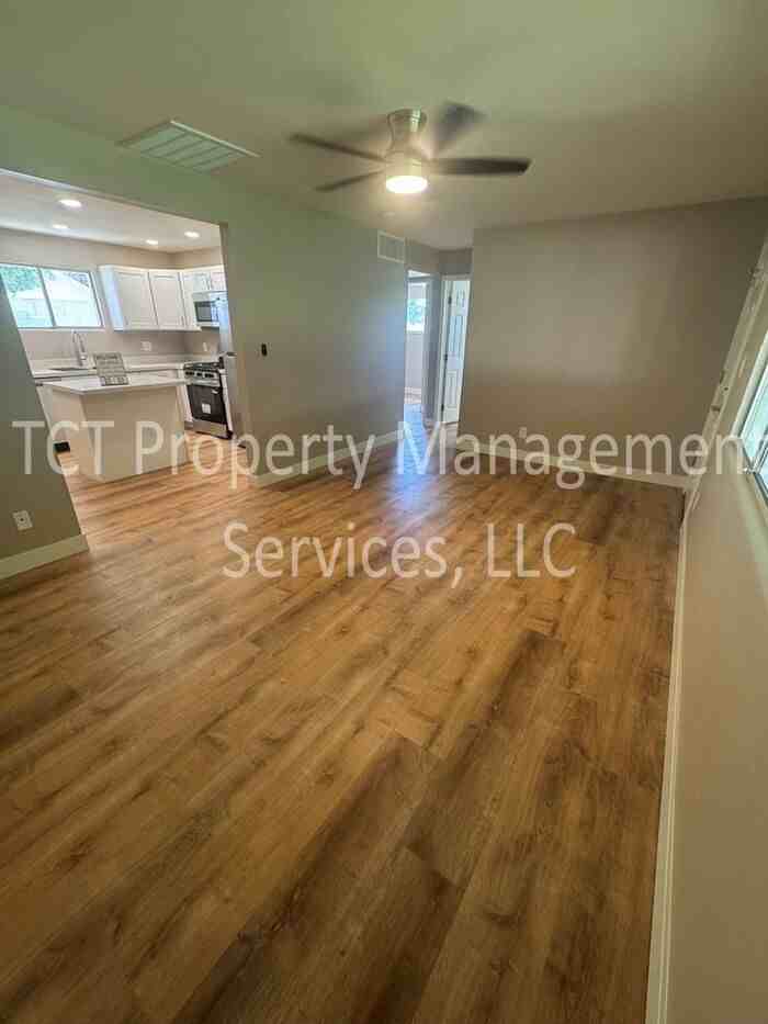 501 E Erie St #B - Photo 5 of 11