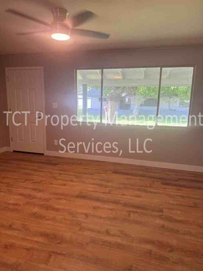 501 E Erie St #B - Photo 6 of 11