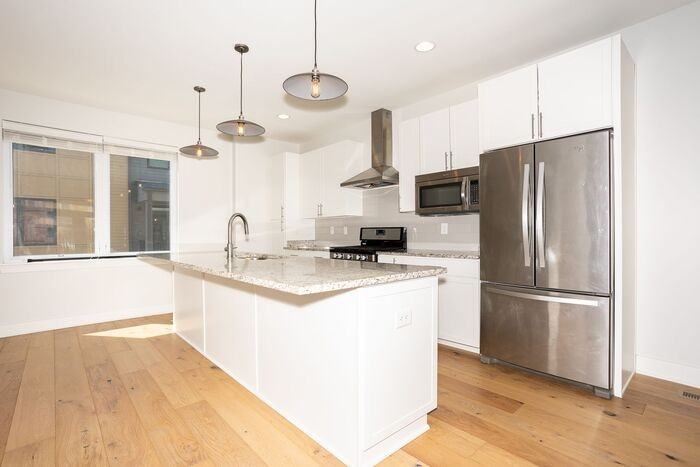 615 E 11th St - Photo 7 of 18