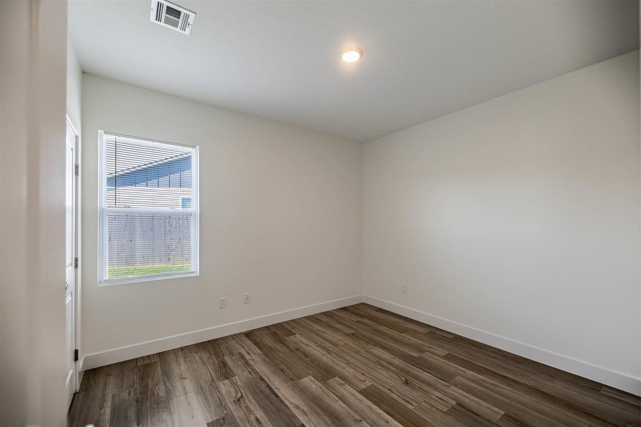 Bristol St #5748 - Photo 5 of 8