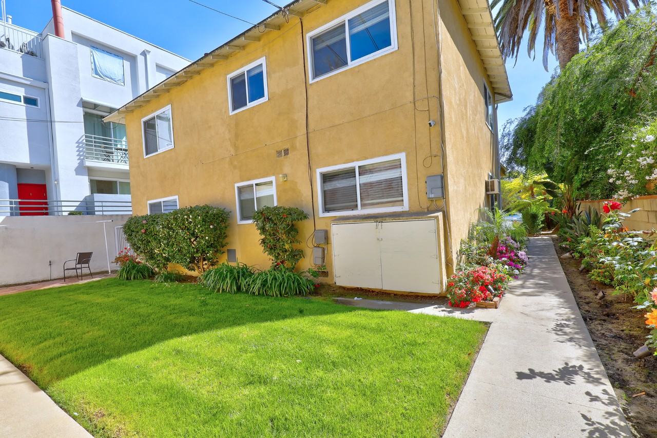 10459 Riverside Dr #A - Photo 2 of 10