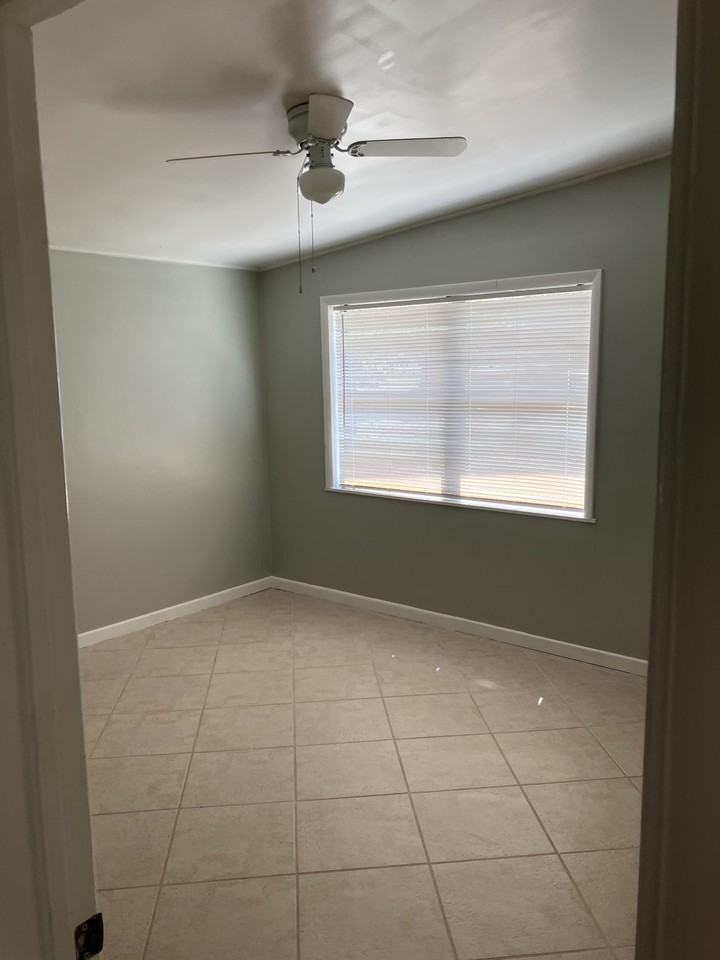 1306 12th St #B - Photo 5 of 18