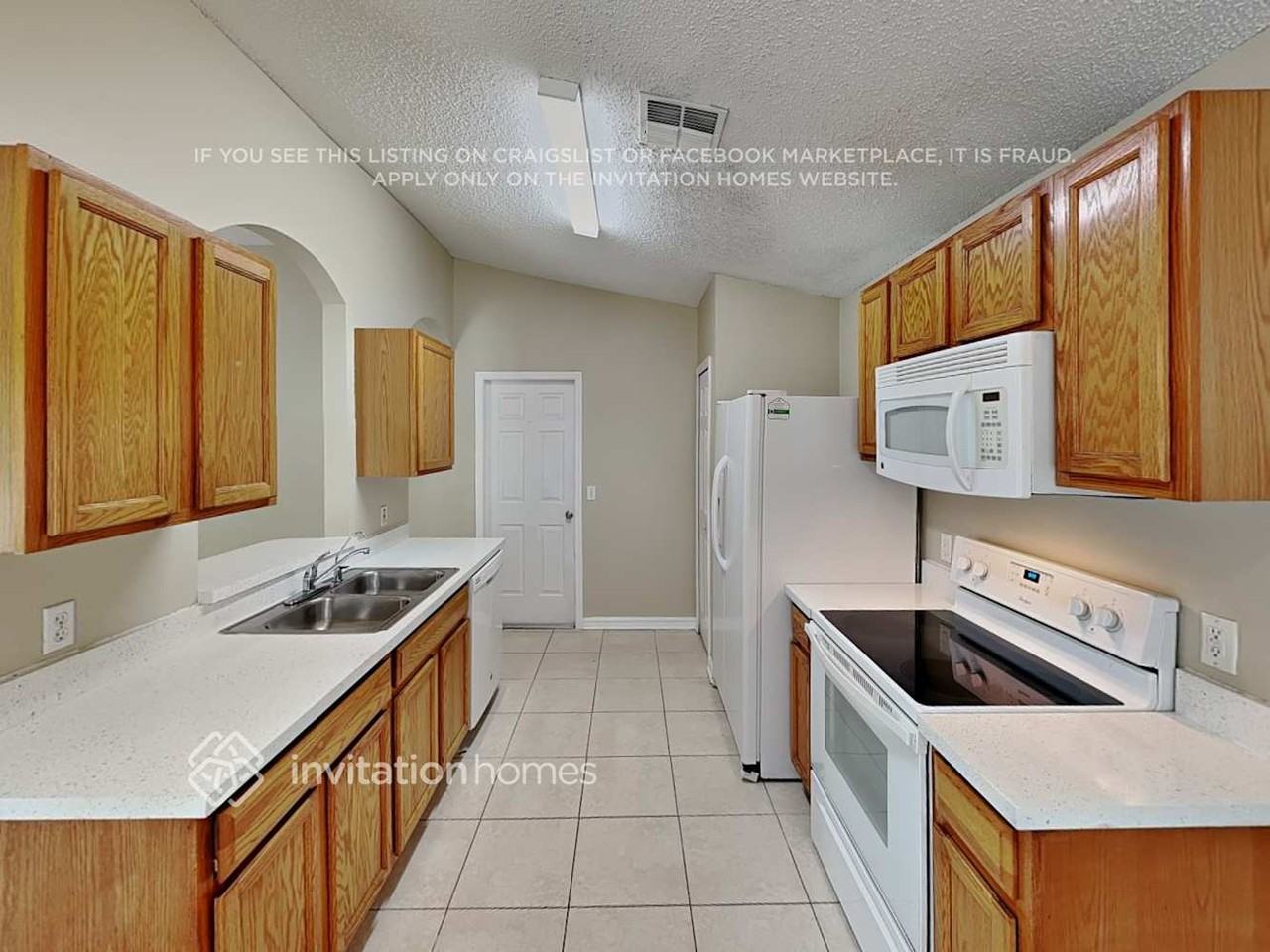 3229 Noah St - Photo 4 of 17