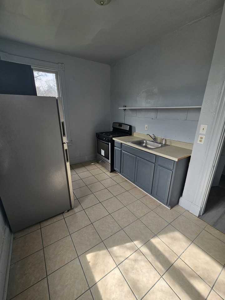 633 Hawthorne Ave #2 - Photo 2 of 5