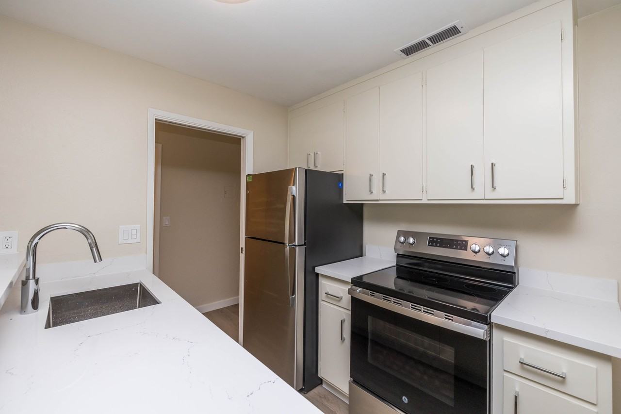 350 Vernon - Photo 3 of 14
