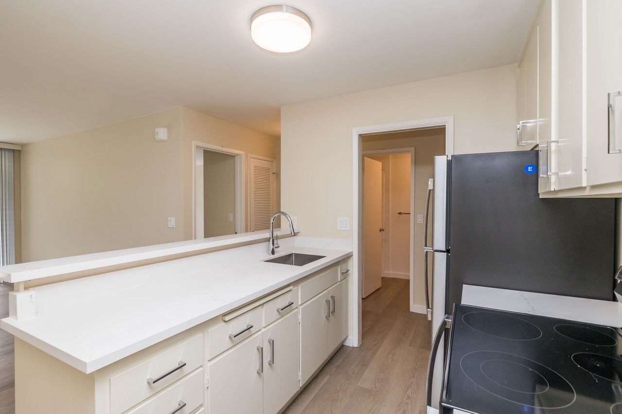 350 Vernon - Photo 4 of 14