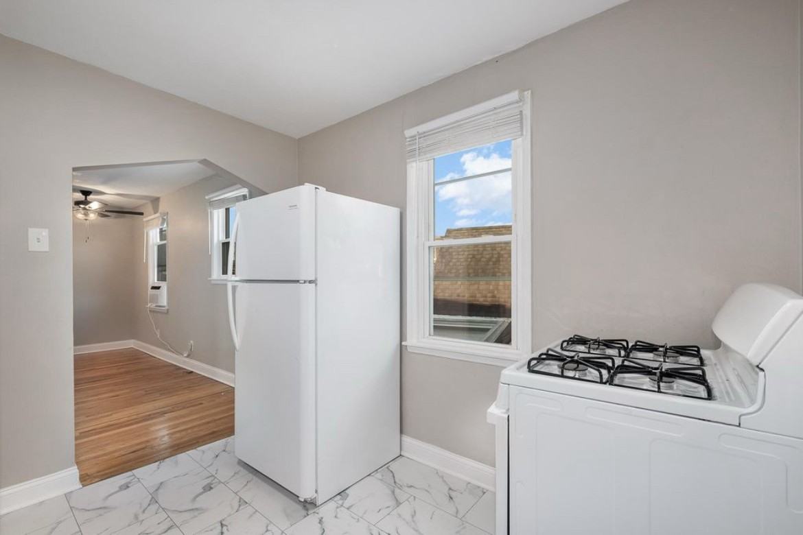 2 117.5 Adela Ave, #2