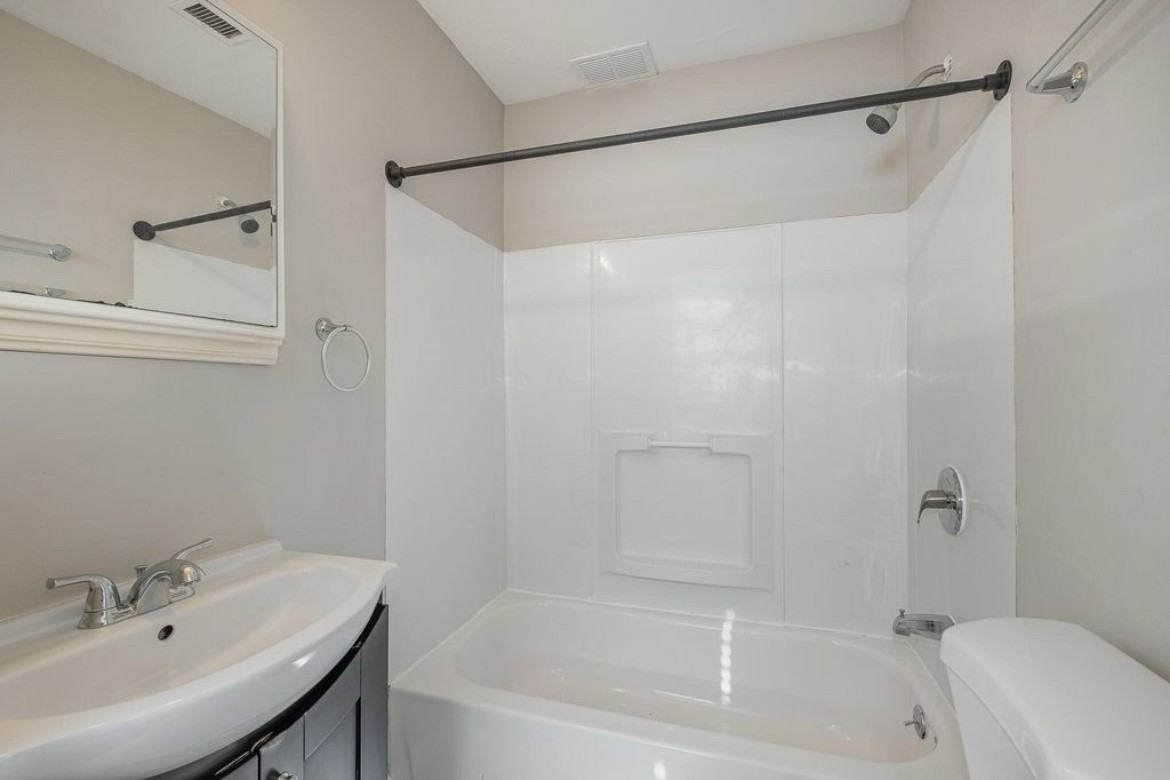 2 117.5 Adela Ave, #2 - Photo 4 of 18