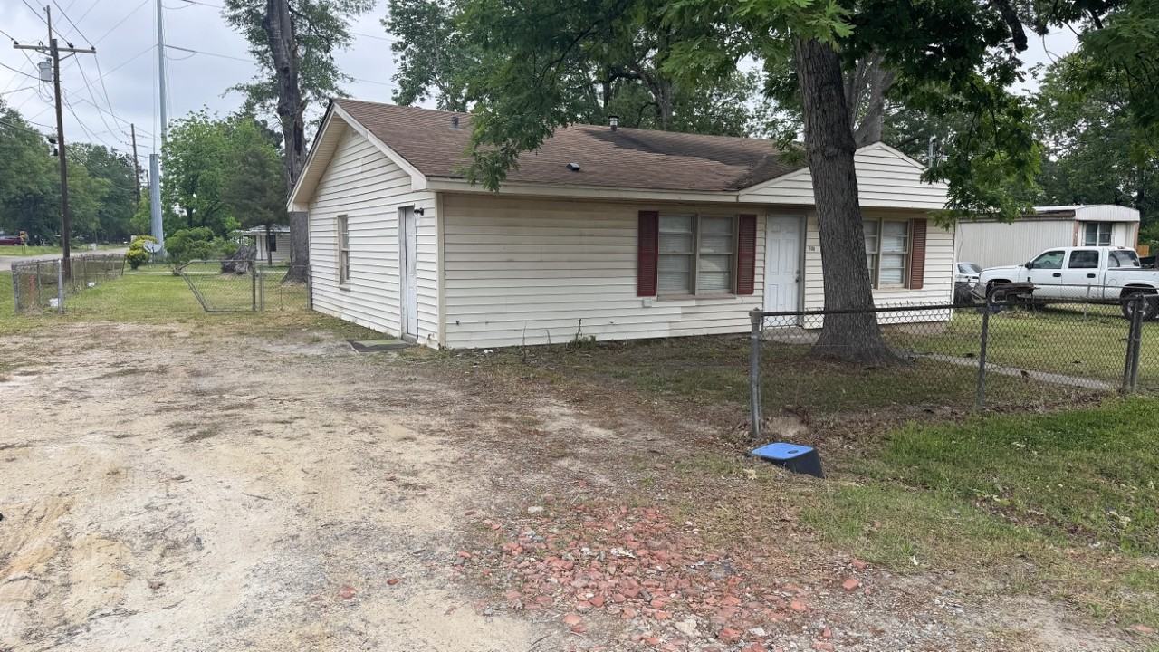 808 Kyle St - Photo 2 of 15