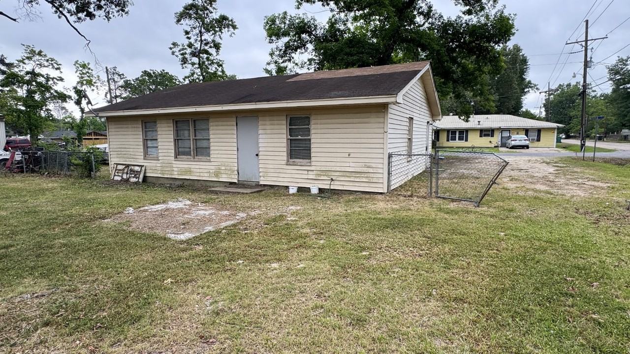 808 Kyle St - Photo 3 of 15