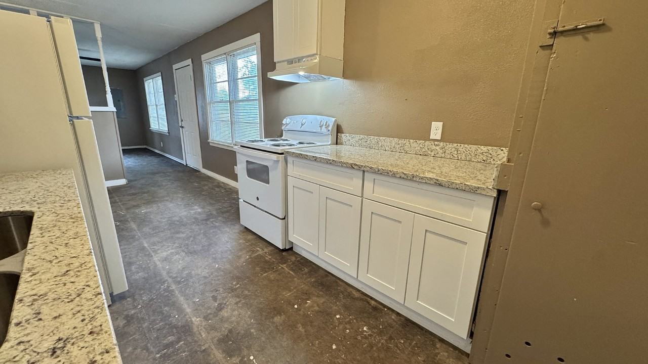 808 Kyle St - Photo 4 of 15