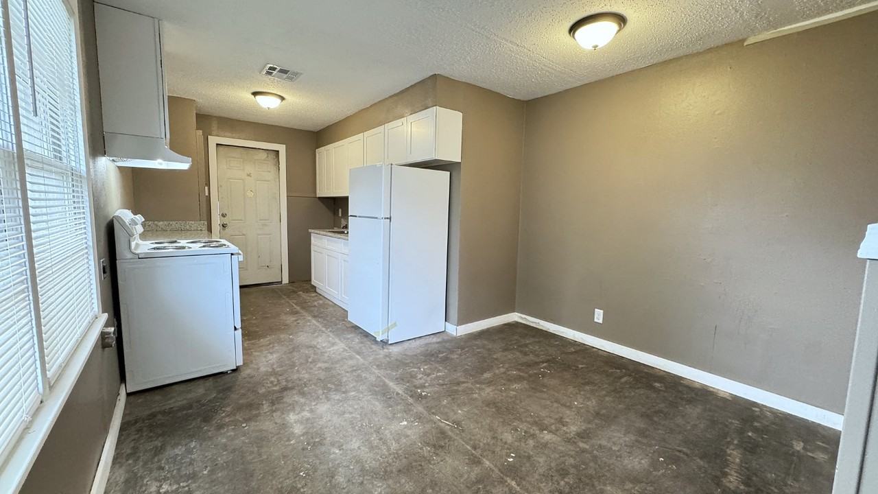 808 Kyle St - Photo 6 of 15