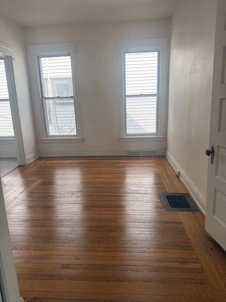 1722 Wisconsin Ave - Photo 6 of 10