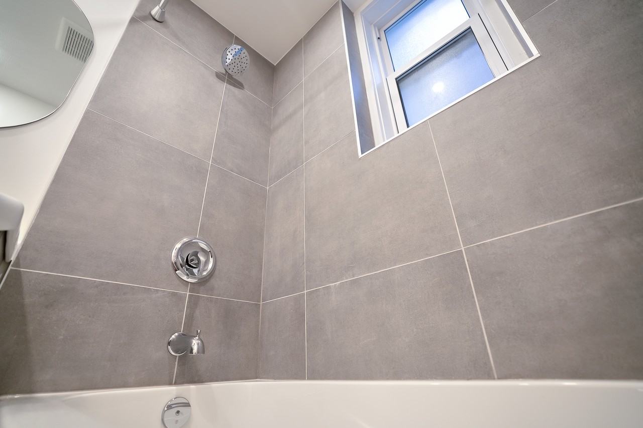2112 Av Claremont — photo 1