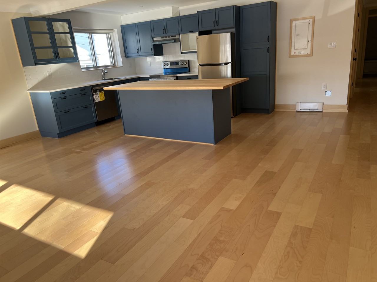 684 Tweedsmuir - Photo 4 of 17