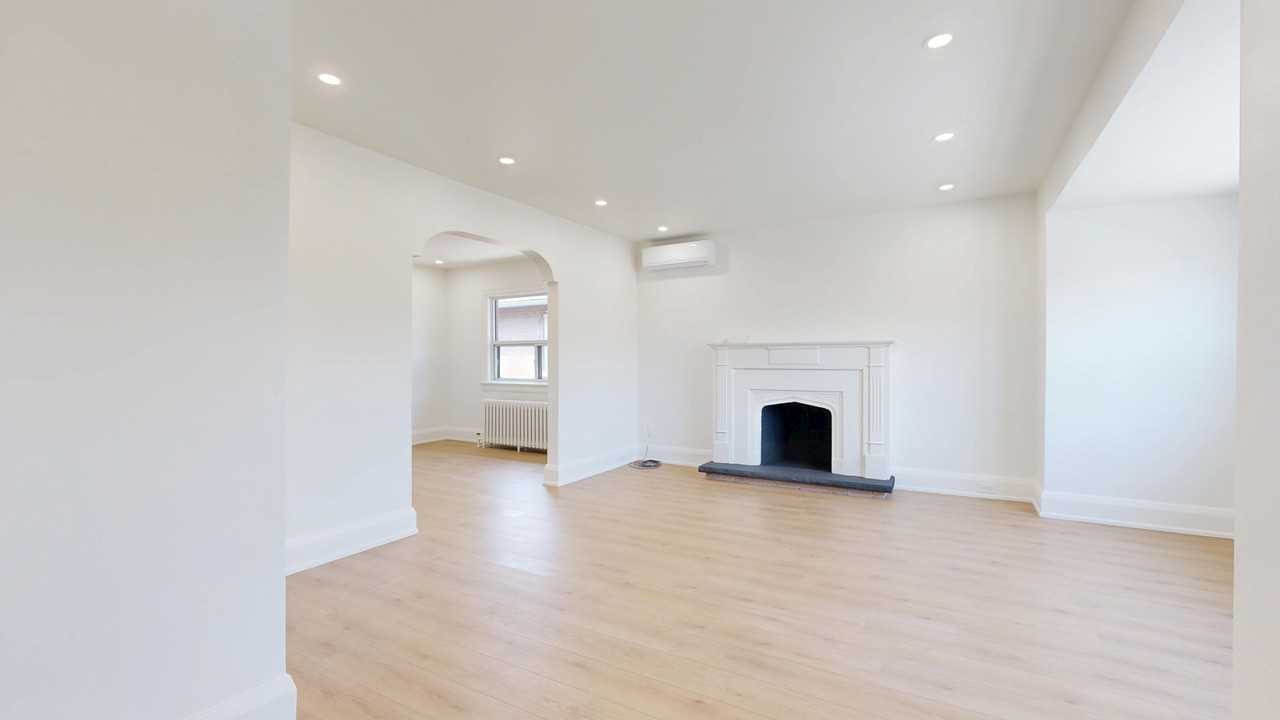 1214 Avenue Rd - Photo 2 of 33