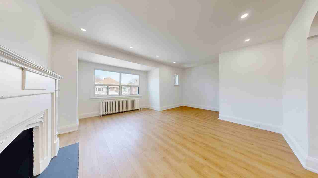 1214 Avenue Rd - Photo 5 of 33