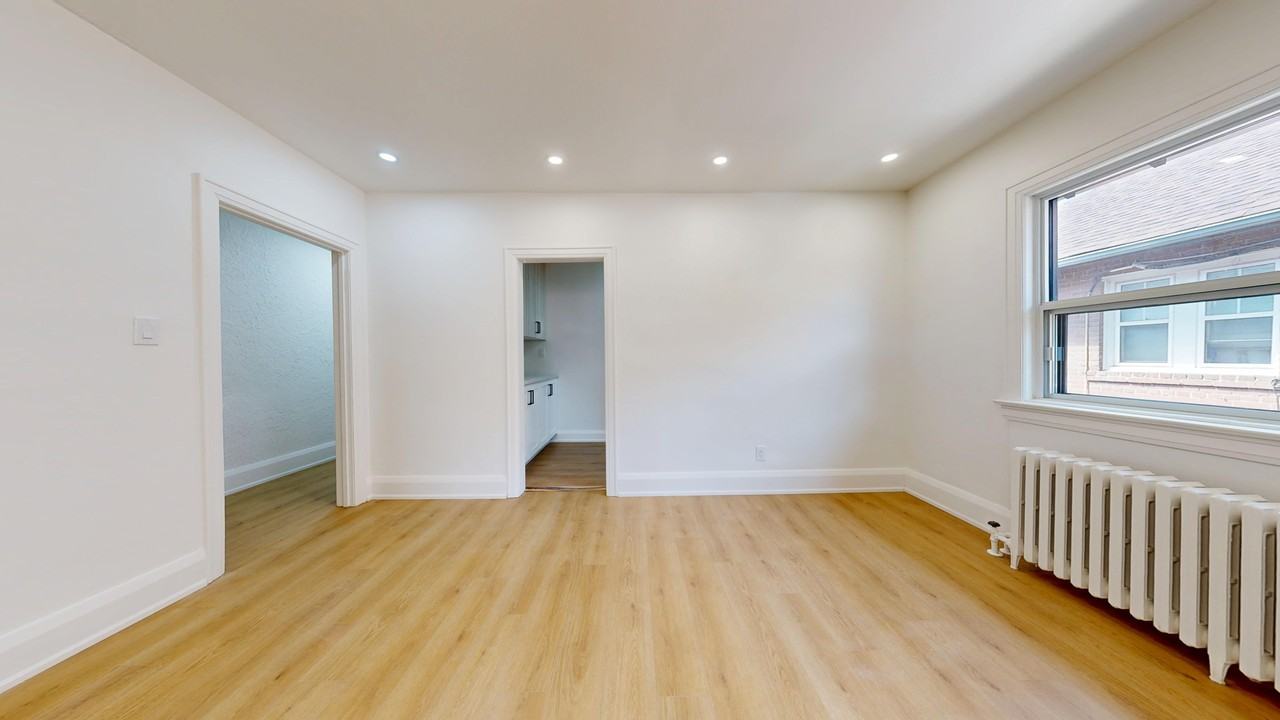 1214 Avenue Rd - Photo 7 of 33