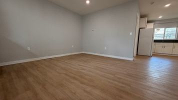 featured image of 923 1/2 W 75th St