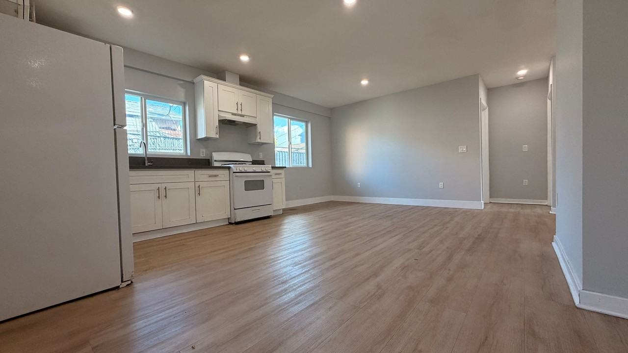 923 W 75th St., LLC - Photo 4 of 12