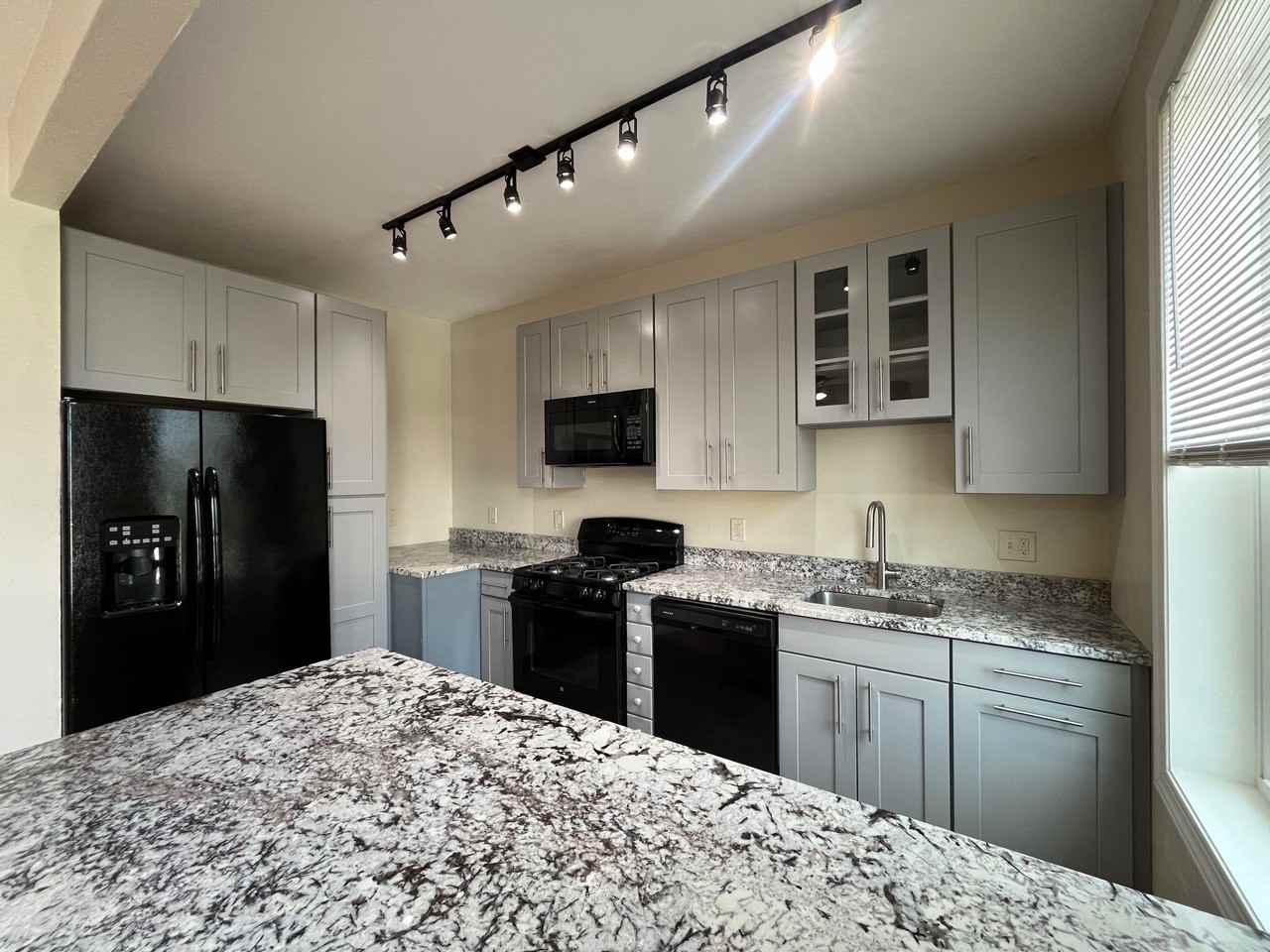 837 Highview St #2 - Photo 4 of 20