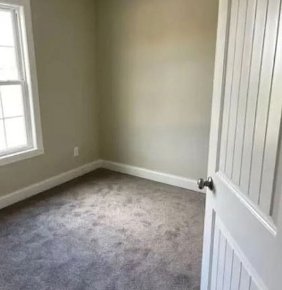 !! GET $100 OFF !! 3BR 2.5BA Home w/ Updated Kitchen • Stainless Appliances • Assigned Parking in Salisbury - Photo 3 of 18
