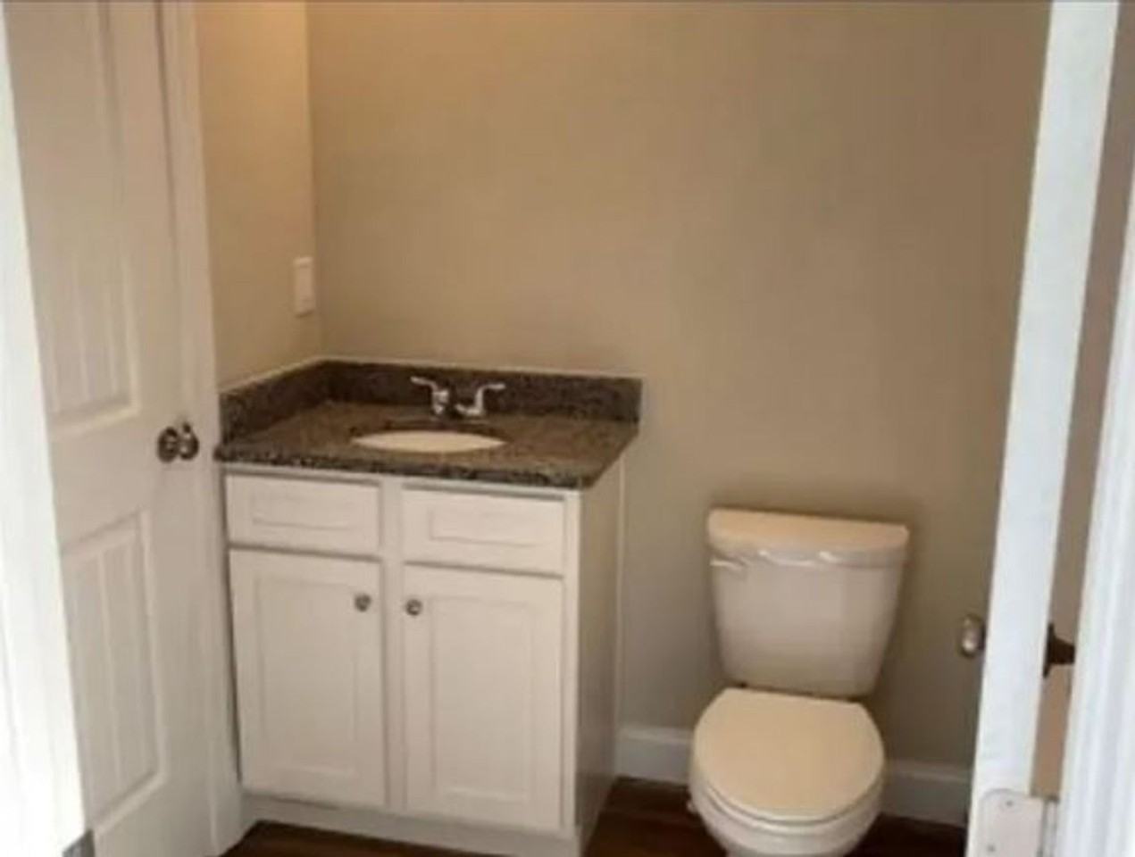 !! GET $100 OFF !! 3BR 2.5BA Home w/ Updated Kitchen • Stainless Appliances • Assigned Parking in Salisbury - Photo 5 of 18