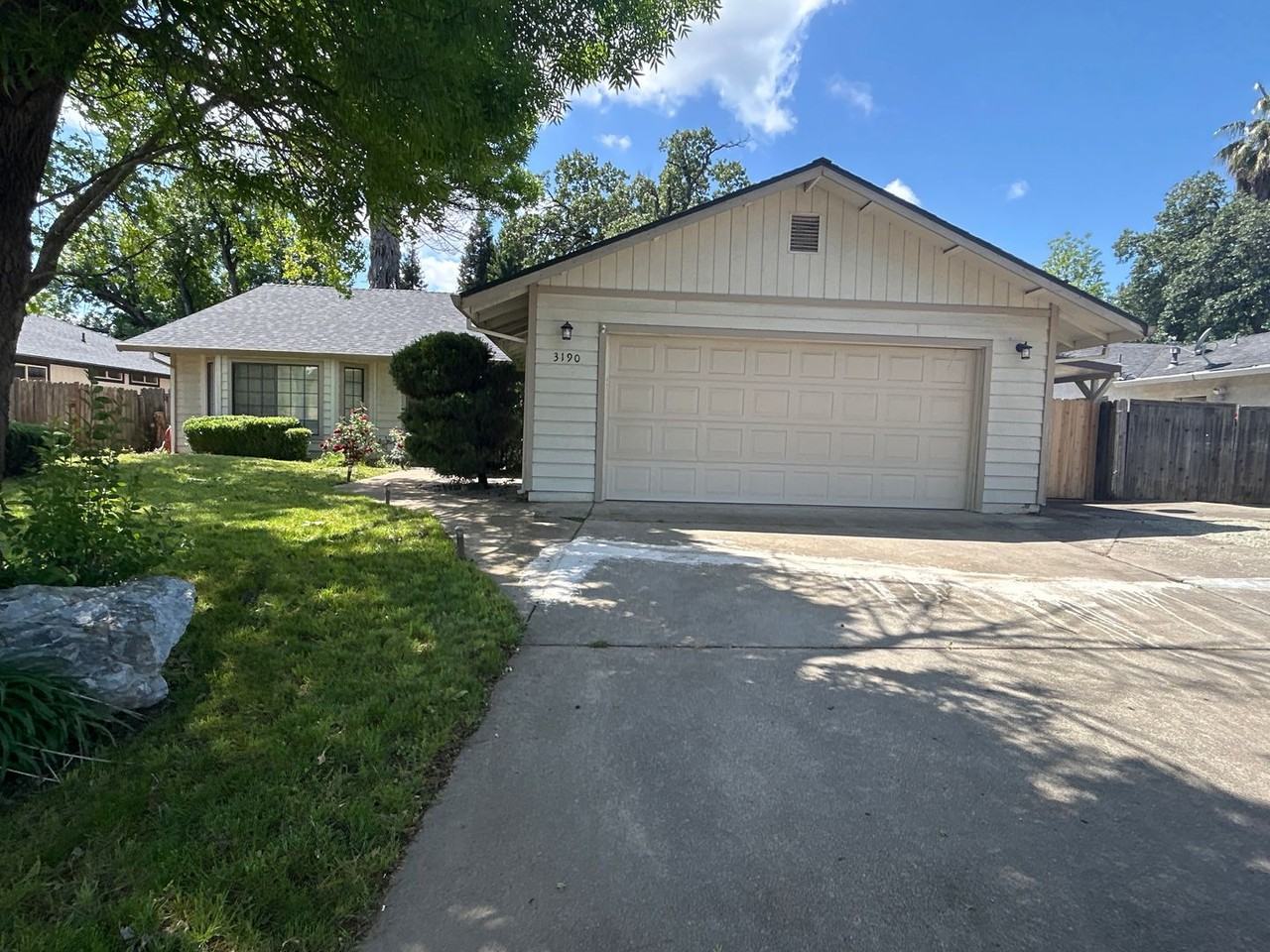 3190 Driftstone Dr - Photo 2 of 28