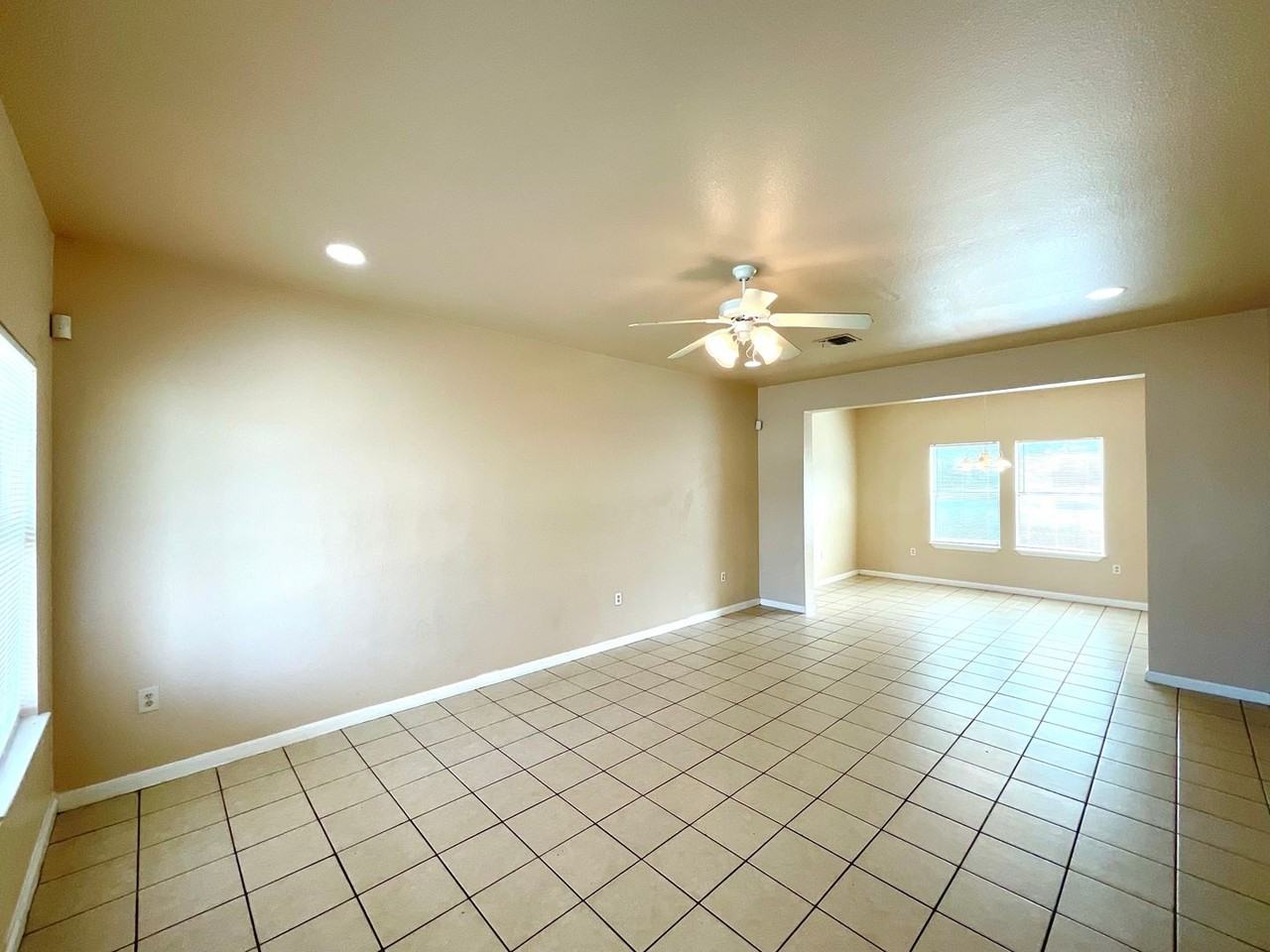 6911 Hallie Rdg - Photo 7 of 35
