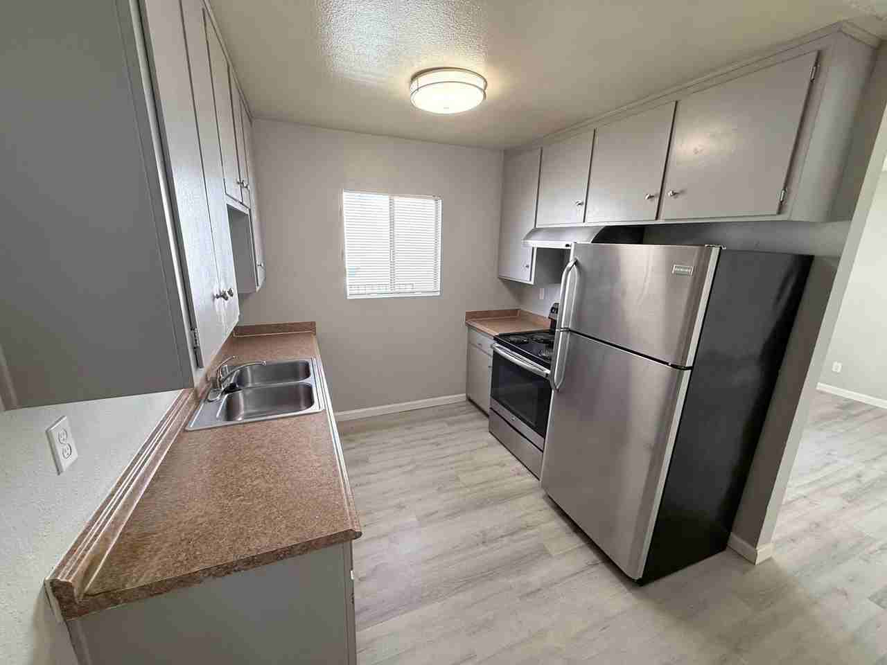 860 13th St - Photo 5 of 11