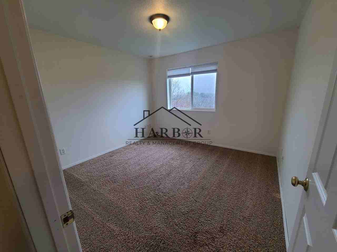 275 N Pine St - Photo 4 of 17