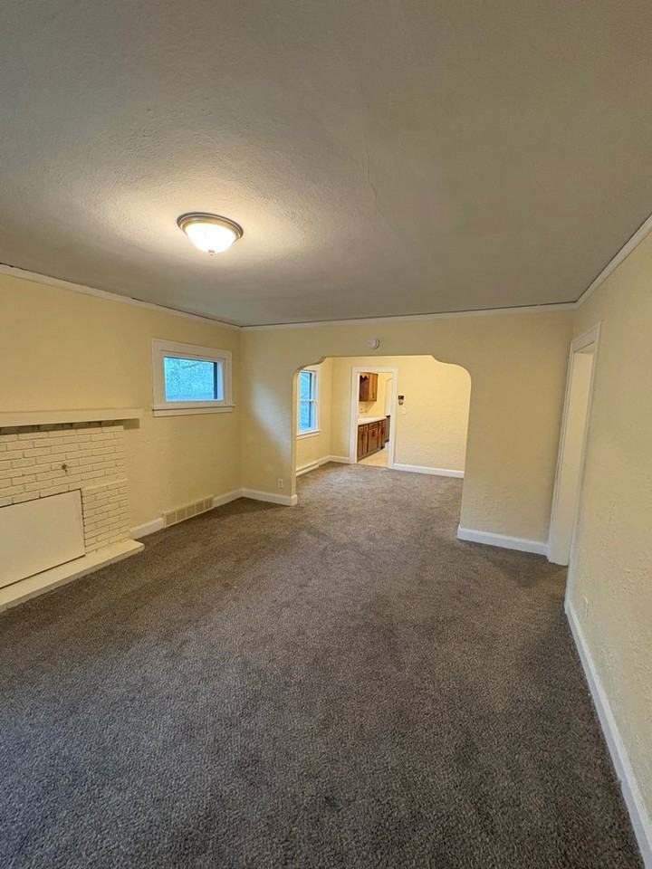 1614 Pauline Ave - Photo 3 of 8