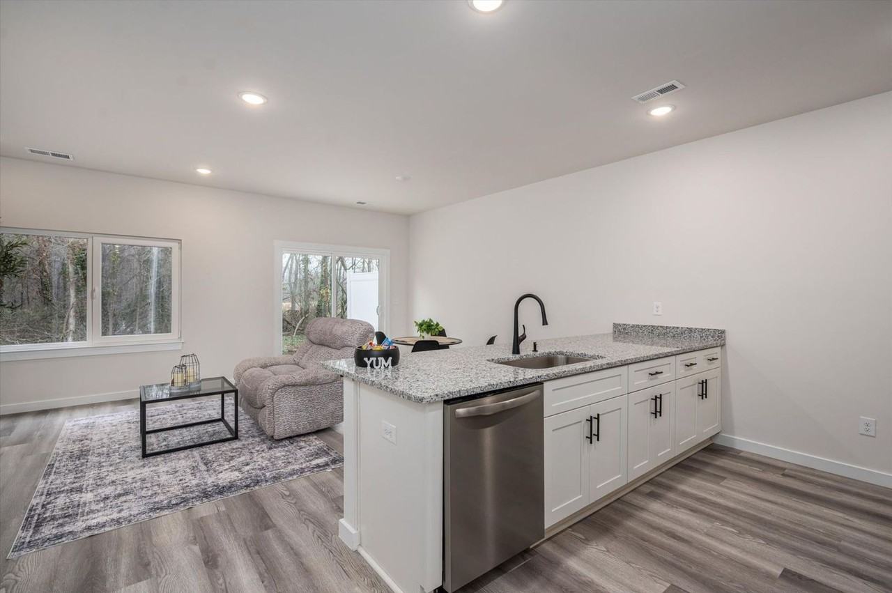 409 E 20th St #2 - Photo 5 of 14