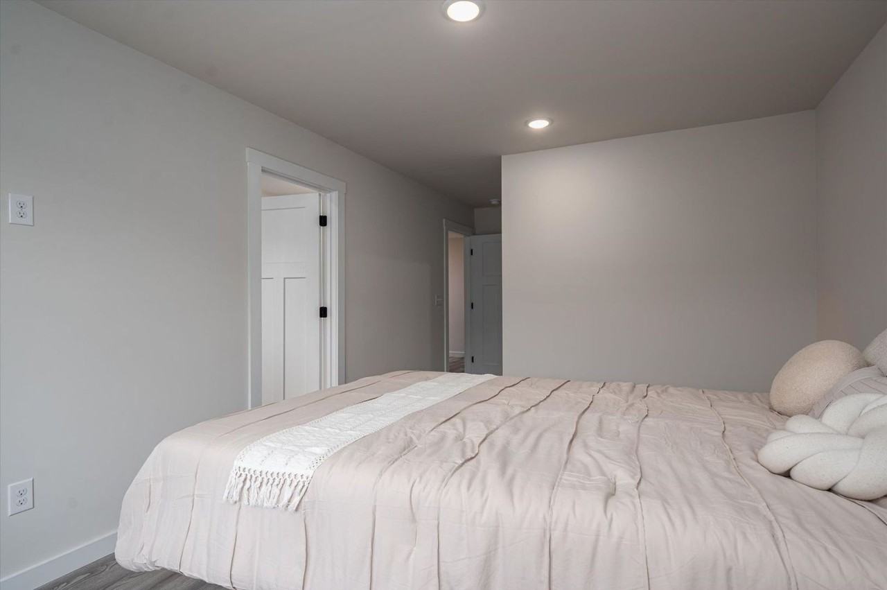 409 E 20th St #2 - Photo 7 of 14