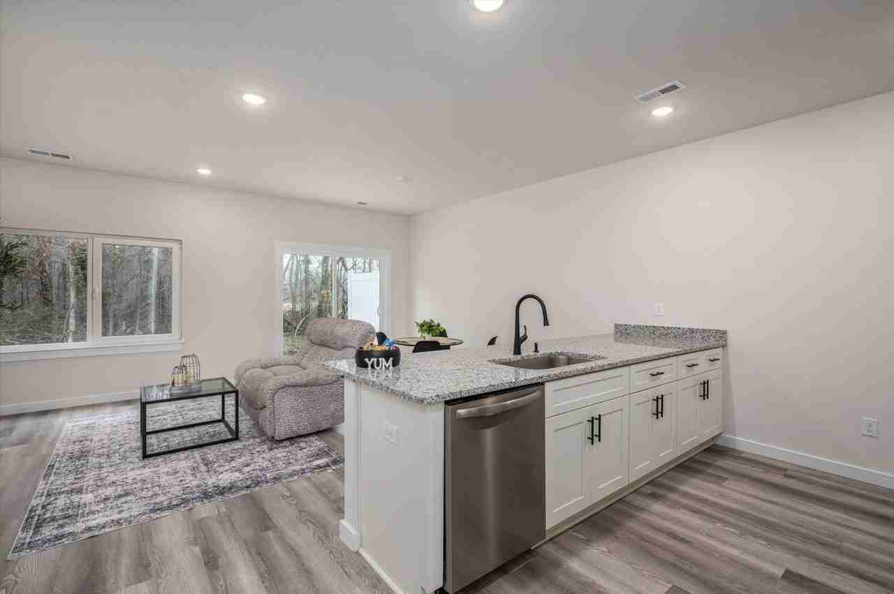 409 E 20th St #11 - Photo 5 of 14