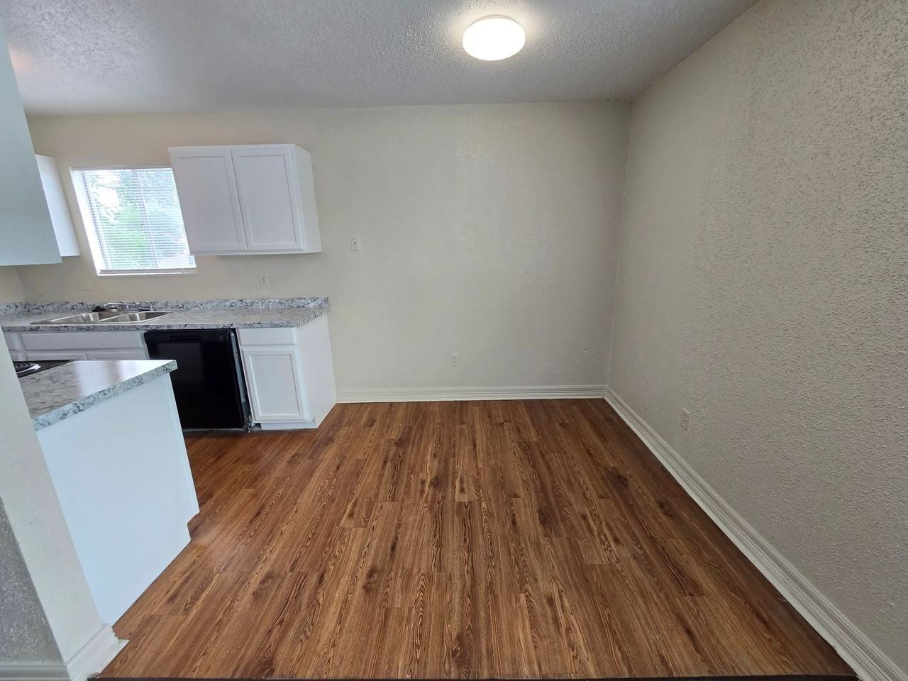 4200 Boyett St Apt D - Photo 4 of 6