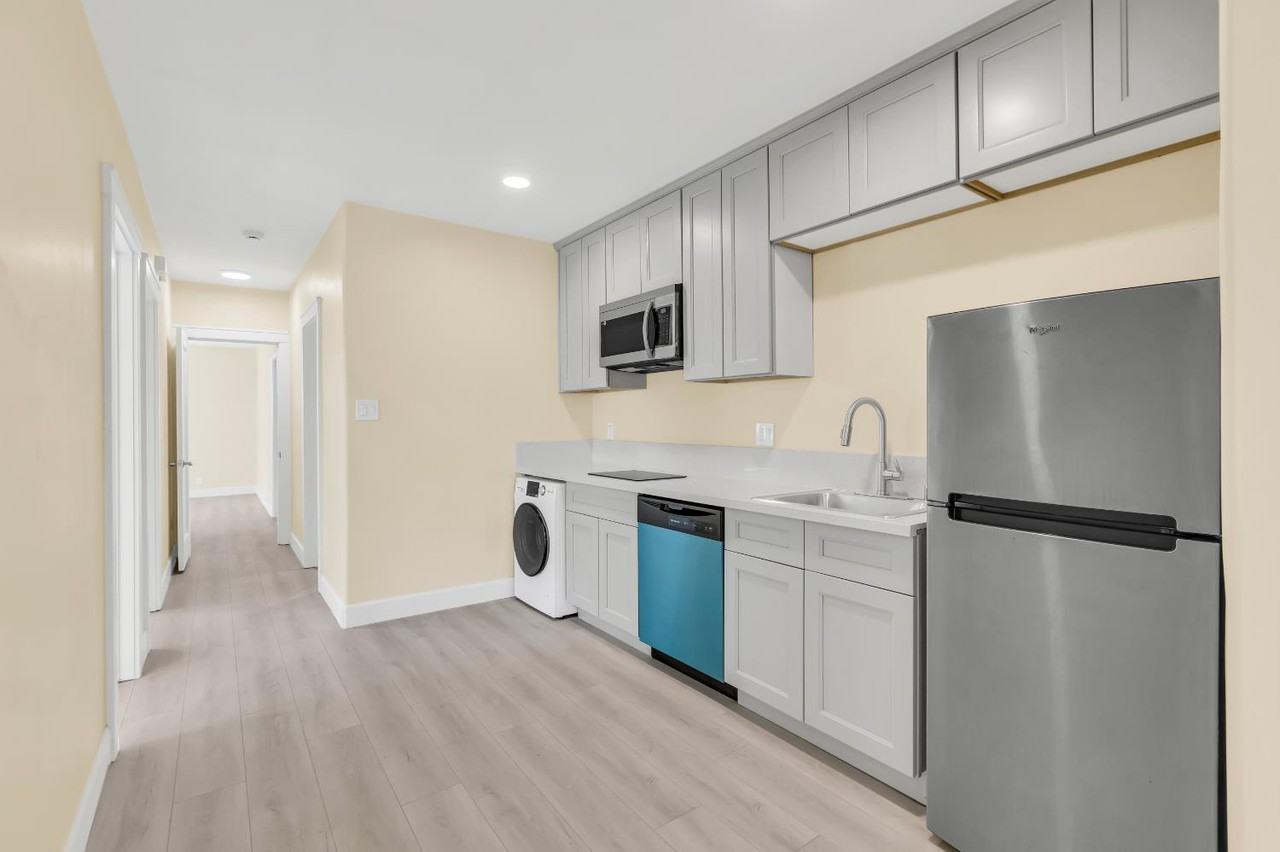 2114 23rd St #4 - Photo 3 of 34