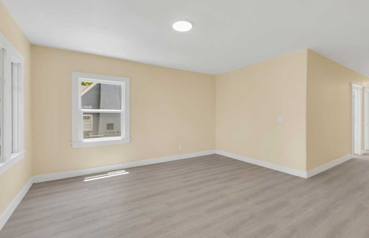 2114 23rd St #4 - Photo 4 of 34