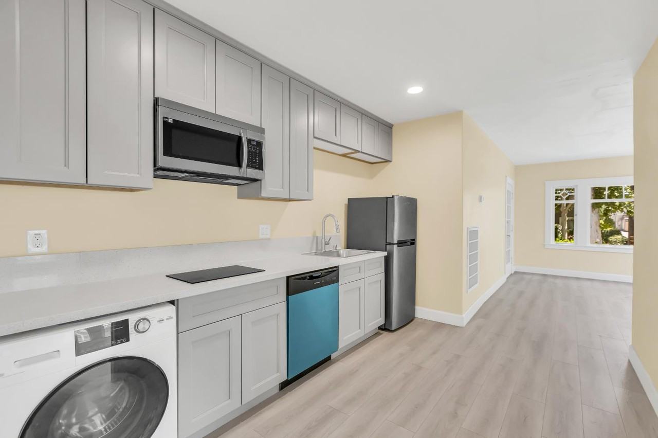 2114 23rd St #4 - Photo 3 of 35
