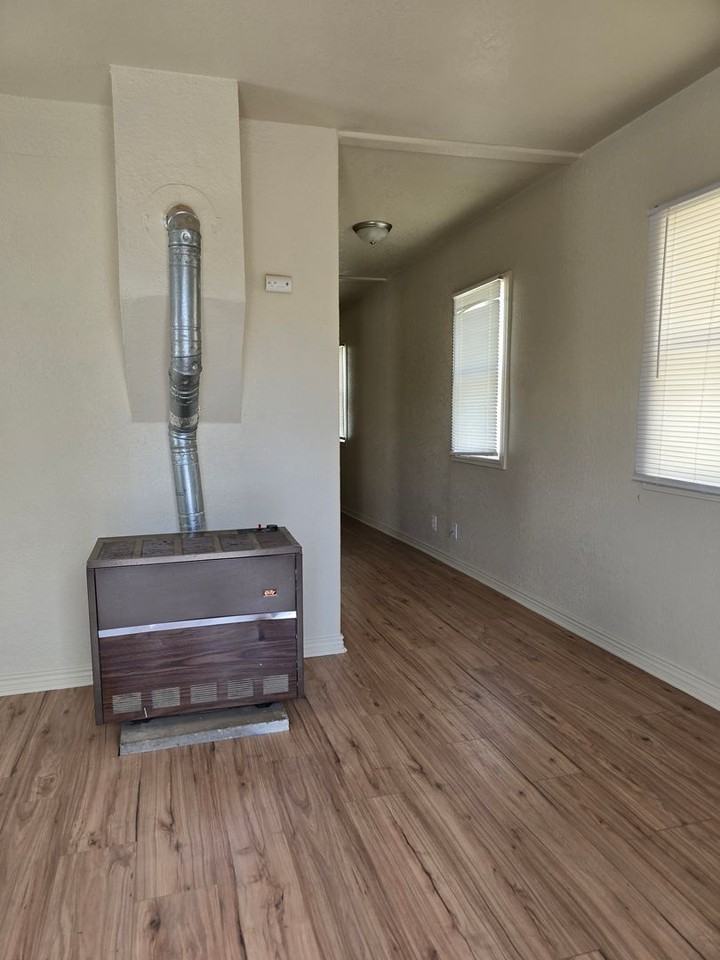 1206 Glenarm St - Photo 4 of 16