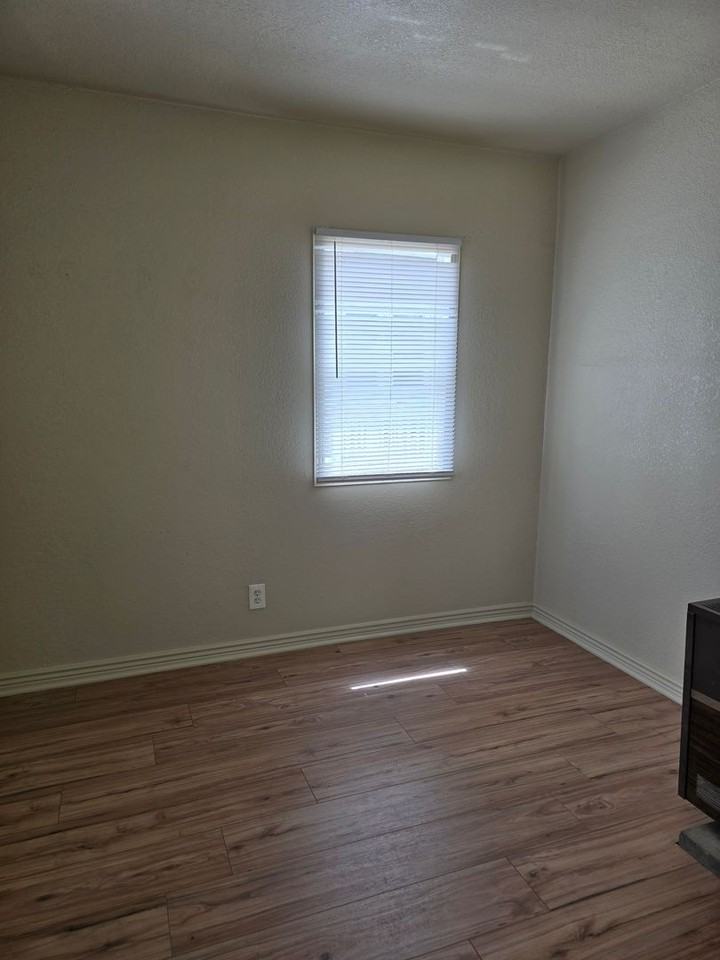 1206 Glenarm St - Photo 5 of 16