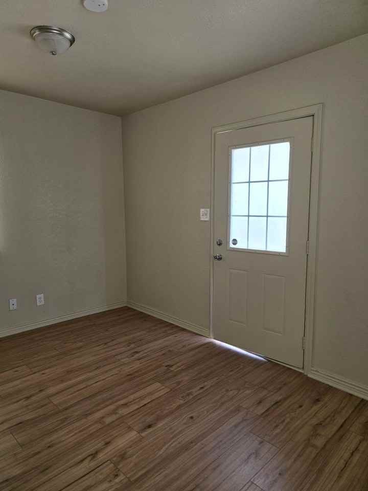 1206 Glenarm St - Photo 6 of 16